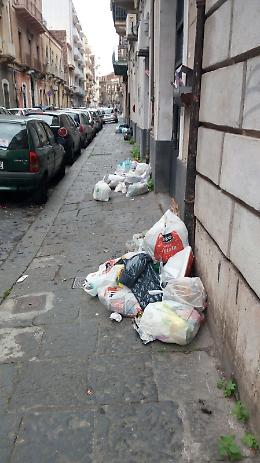 Da giorni in via F. Aprile a Catania non viene raccolta la spazzatura