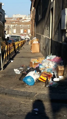 Catania, pagare la salatissima Tari e vedere solo lerciume: ladri!