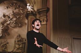 Il "Mistero Buffo" di Dario Fo in scena con l'istrionico Matthias Martelli