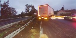 Tir sbanda e si mette di traverso: lunghe code e ore da incubo sulla A18