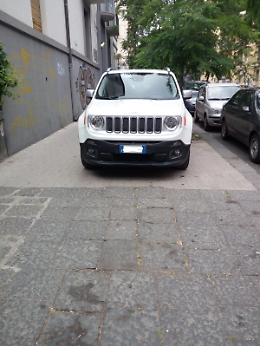 Catania, Via Lavaggi: i soliti furbetti del parcheggio sbrigativo