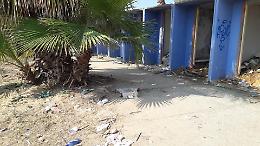 L'esterno dell'ex stabilimento ex Picarella colmo di rifiuti