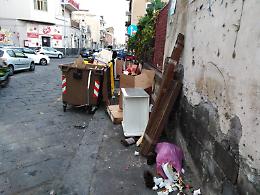 Catania: sporcizia e incuria in via Re Martino