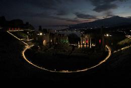 «Coraggio Italia!», il Teatro antico di Taormina con le luci del tricolore