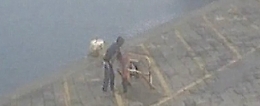 Riposto, arriva in bicicletta e abbandona rifiuti: beccato grazie alle telecamere