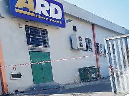 In fiamme un Ard discount: ingenti i danni