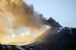 Etna, il mix lava-neve e l'esplosione davanti a tv e turisti: dieci feriti