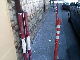 Tra pali e paletti marciapiedi impercorribili ad Aci Bonaccorsi: se poi hai un passeggino...