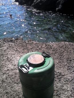 Bidone con sospetta sostanza inquinante sulla scogliera del Lungomare a Catania