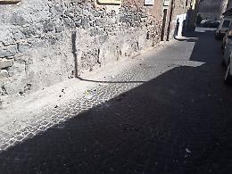 All'angolo tra via Alaimo e via Reitano si cerca lo spazzino