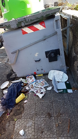 Catania, Via Paratore: rifiuti raccolti ma i cassonetti restano capovolti, perchè?