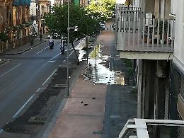 Catania: Via Di Prima. Quando "u pirituri" si intasa e la fognatura scende in "pista ciclabile"