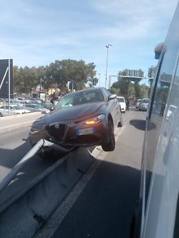 Catania, auto finisce sullo spartitraffico vicino all'aeroporto: traffico in tilt