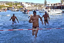 Catania, la "San Silvestro a mare" &egrave; una festa con oltre cento concorrenti