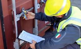 Palermo, sequestrati due containers pieni di vecchie tv e ricambi d'auto diretti in Ghana