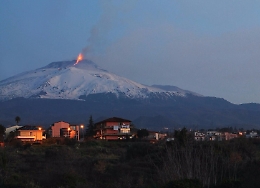 L'Etna d&agrave; spettacolo ma aumentano i divieti di accesso alle zone sommitali