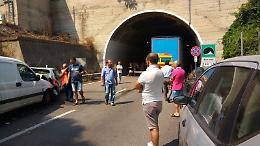 Incendi, fumo e visibilità ridotta provocano incidente lungo la A18, rallentamenti