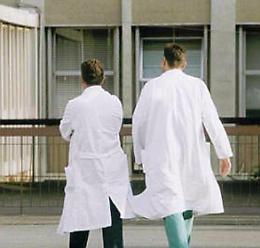 «Morto per colpa dei turni massacranti», famiglia chiede due milioni