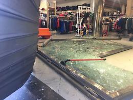 Giarre, sfondano la vetrina del megastore e si portano via abbigliamento griffato
