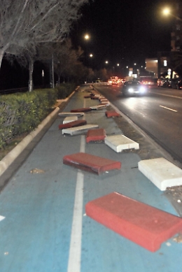 Catania, vandali tornano a danneggiare pista ciclabile: cordoli divelti