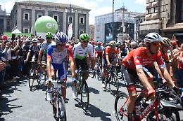 Catania, è il giorno del Giro d'Italia: e la città si ferma tra divieti e tifo in strada