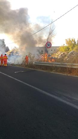 Catania,  stradale Coda Volpe: incendio a causa della mancata pulizia delle sterpaglie