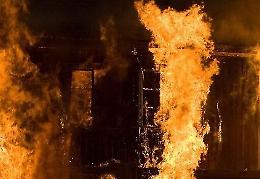 Rientra in casa durante incendio e muore per recuperare effetti