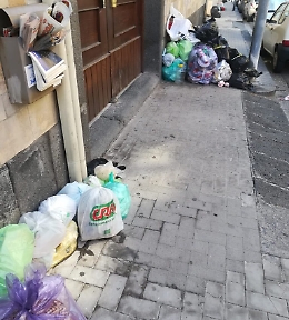 Catania, in via Proserpina raccolta spazzatura "dimenticata" da 6 giorni