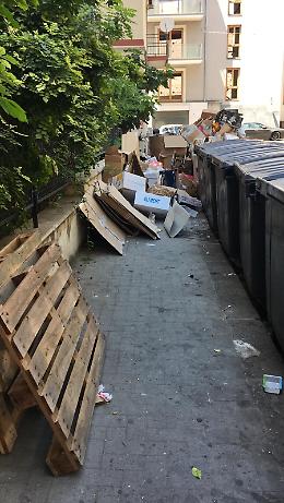 Catania, Via Malta: "I rifiuti per strada mi impediscono di attraversare"