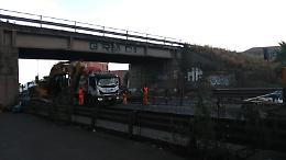 Camion si incastra sotto il ponte: chiusa la Statale 121, al via la demolizione