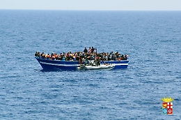 Cadono in acqua durante il salvataggio: dispersi tre migranti nel Canale di Sicilia