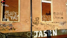 Trecastagni, imbrattano muri e portone di una scuola, denunciati quattro writers