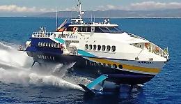 Aliscafo in avaria con 200 persone a bordo rimorchiato sino a Vulcano