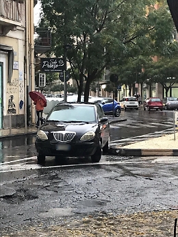 Catania: parcheggiare in mezzo alla strada è diventata una moda!