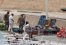 Lampedusa, la strage di donne e bambini: «Basta raccogliere morti che galleggiano»