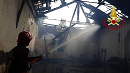 Catania, incendio in via Trigona
in una carrozzeria in abbandono