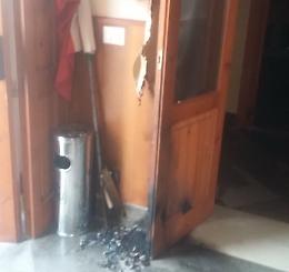 Incendiato portone dell'aula consiliare del Comune di Vittoria