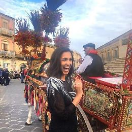 Caterina Balivo tra i carretti siciliani