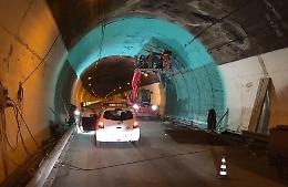 Lavori alla galleria Giardini, tutto da rifare: sull'A18 incubo infinito