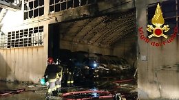 Incendio in deposito distribuzione giornali alla zona industriale di Catania