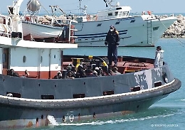 La Guardia costiera italiana accusa: "Malta e la Tunisia negano l'attracco delle nostre navi cariche di migranti"