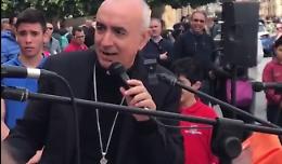 Noto, il vescovo Staglianò parla ai ragazzi cantando Nek, Mengoni, Moro e Rocco Hunt