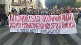 Studenti in piazza a Palermo contro alternanza e tirocini non pagati