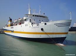 Lampedusa, la Alex sulla banchina: traghetto non pu&ograve; entrare nel porto