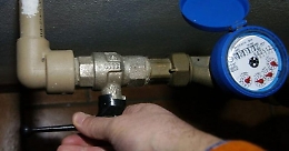 Dipendente corrotto cedeva acqua pubblica: due arresti a Gela