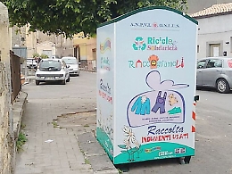 Getta una borsa con mille euro in un cassonetto: la ditta li recupera