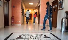 Da alberghi per turisti a centri per migranti, anche in Sicilia molti si tuffano nel business dell'accoglienza