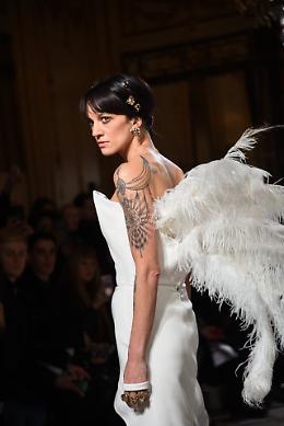 Asia Argento debutta nell'alta moda: le foto della sfilata parigina