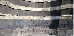 Catania,  sfregiata Porta Garibaldi
con scritte spray in rossazzurro