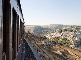 «Il treno barocco? Più che turistico sembra un tour de force nella calura»